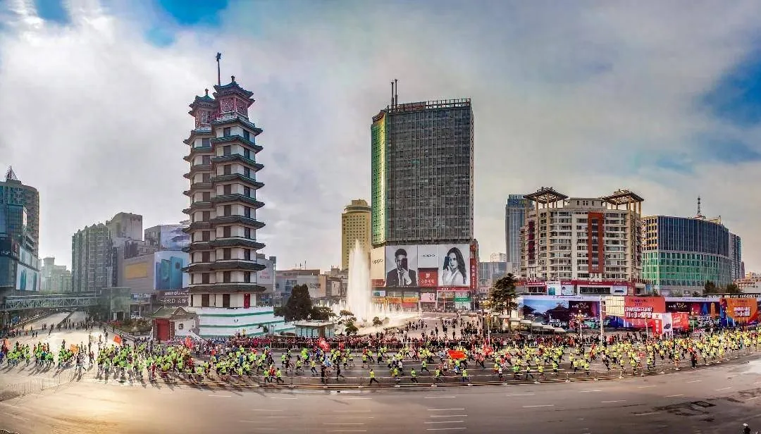图为郑州国际马拉松二七塔